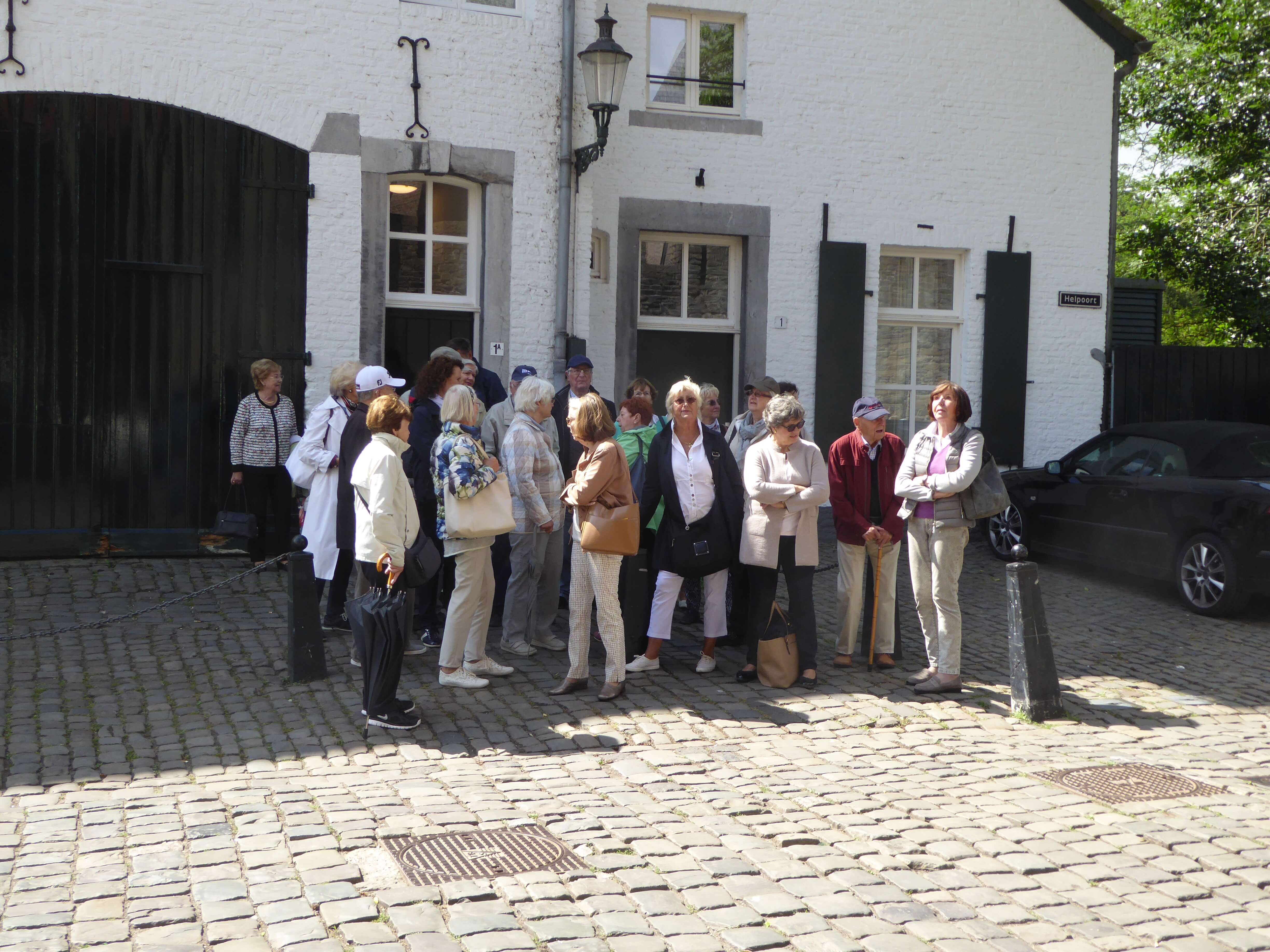 Eine der beiden ETUF-Gruppen mit F&uuml;hrerin in der Altstadt.