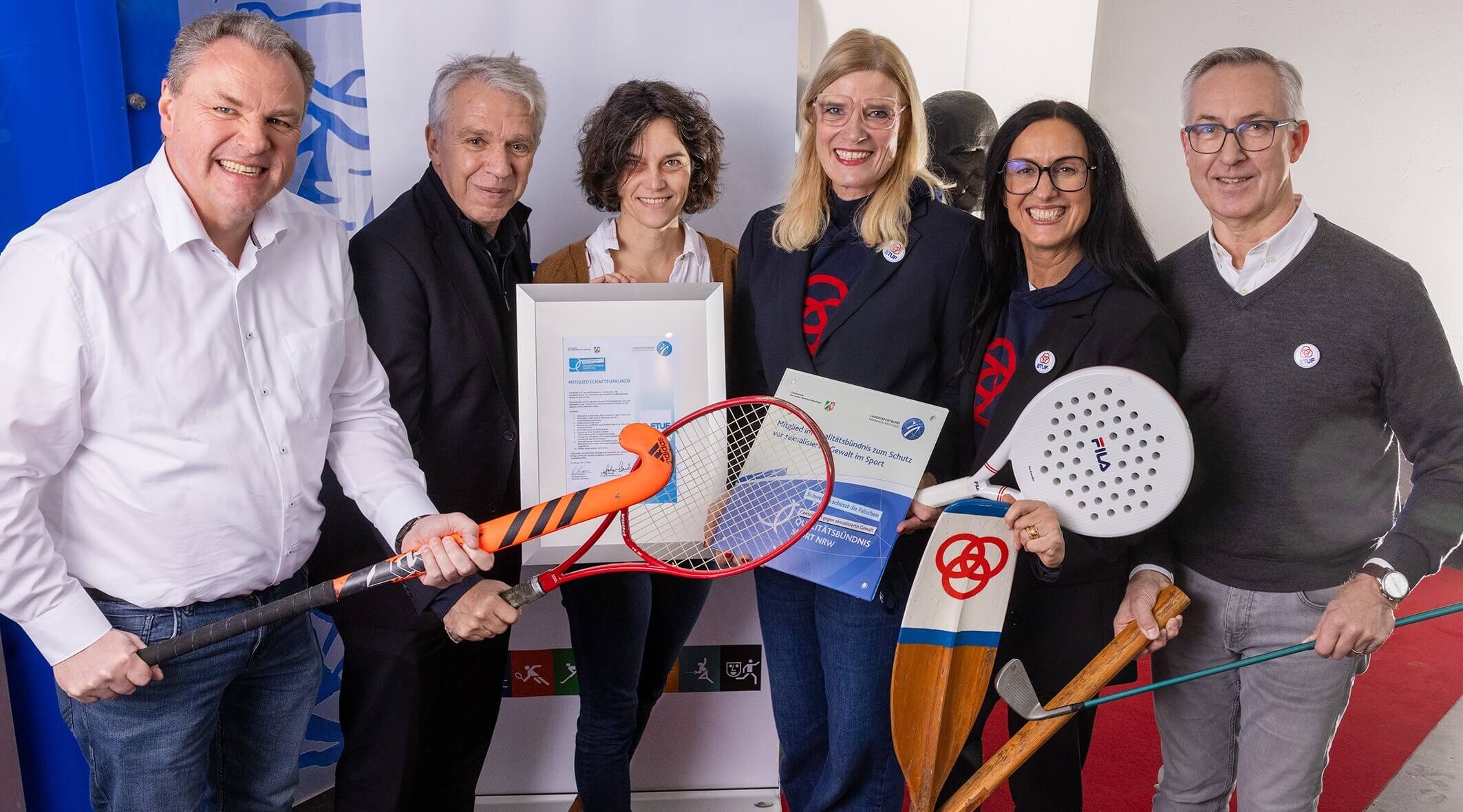Foto Georg Lukas: (v. li.) ESPO: Thorsten Fl&uuml;gel (Gesch&auml;ftsf&uuml;hrer), Jochen Sander (1. Vorsitzender), Petra Fischer (Leitung Sport), ETUF: Anja Schmitz (Jugendwartin), Drazena Barac-Dammeyer (Sportwartin), Lutz Cardinal von Widdern (1. Vorsitzender)