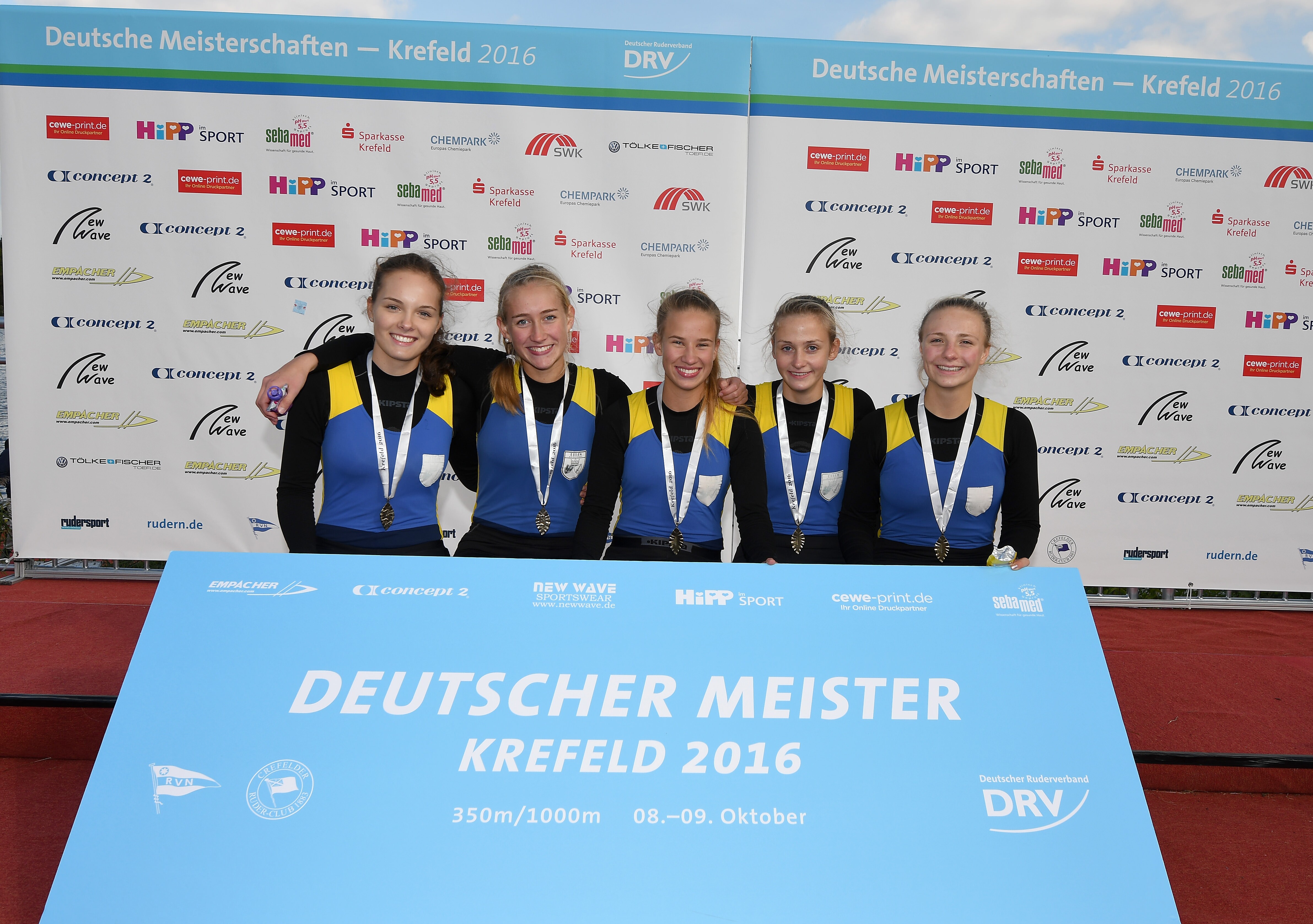 Freuen sich &uuml;ber Gold: Hannah Neth&ouml;fel (Mitte) und Corinna Felsch (rechts).