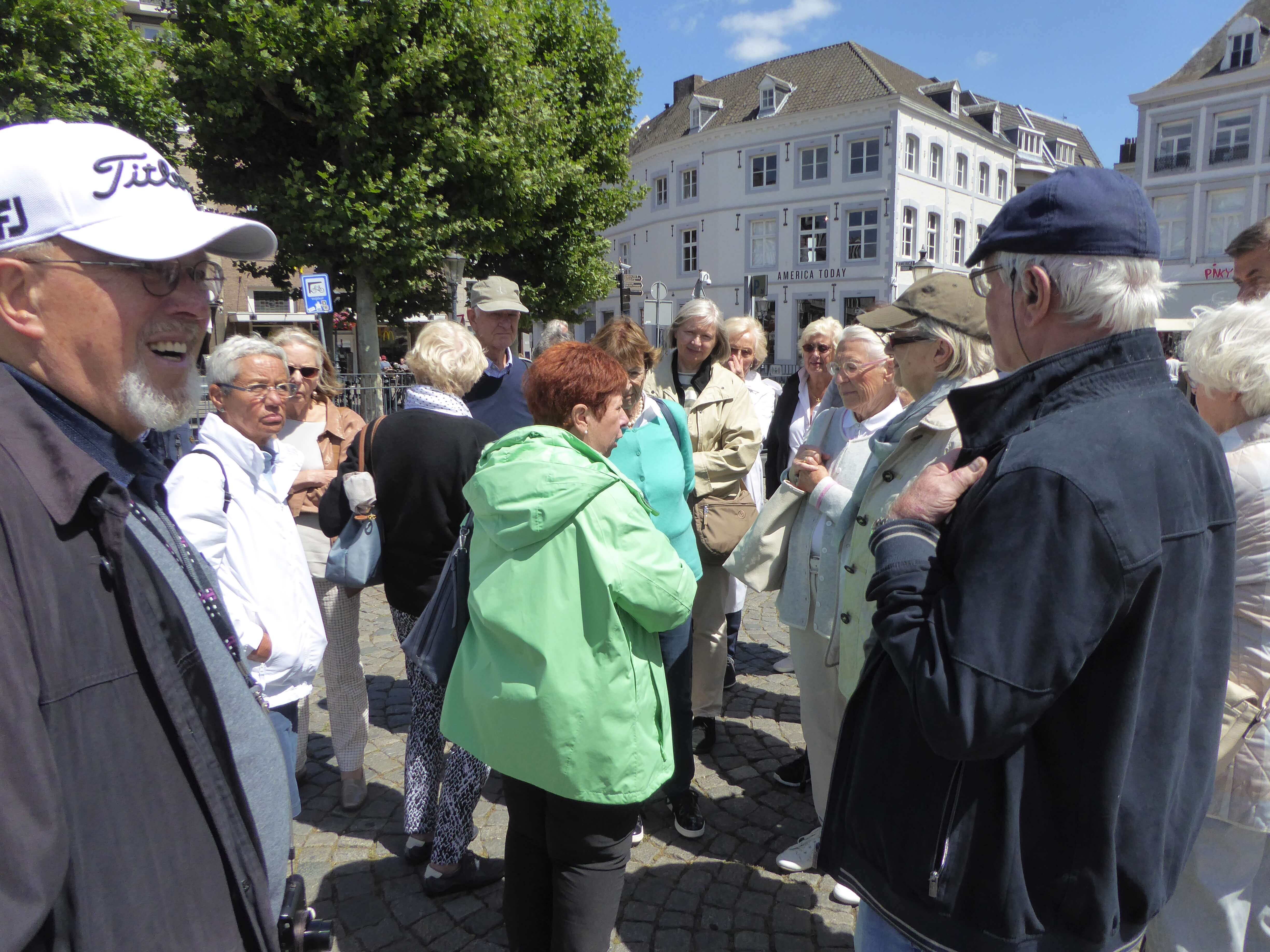 Eine der beiden ETUF-Gruppen mit F&uuml;hrerin auf dem Vrijthof.